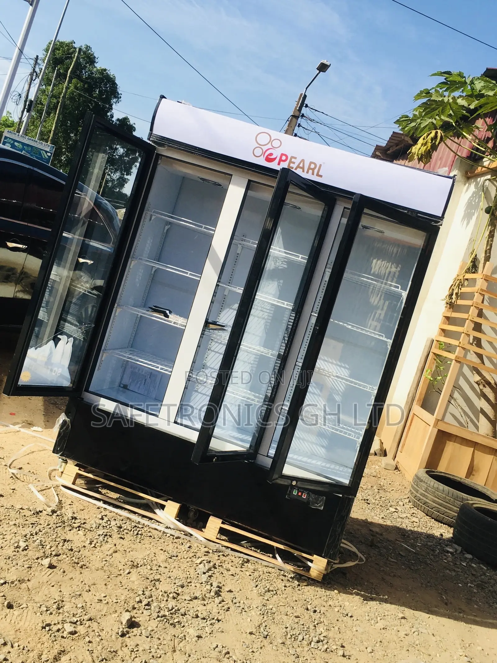 3 Doors Pearl Glass Display 950 Liters PVC-150 Essential