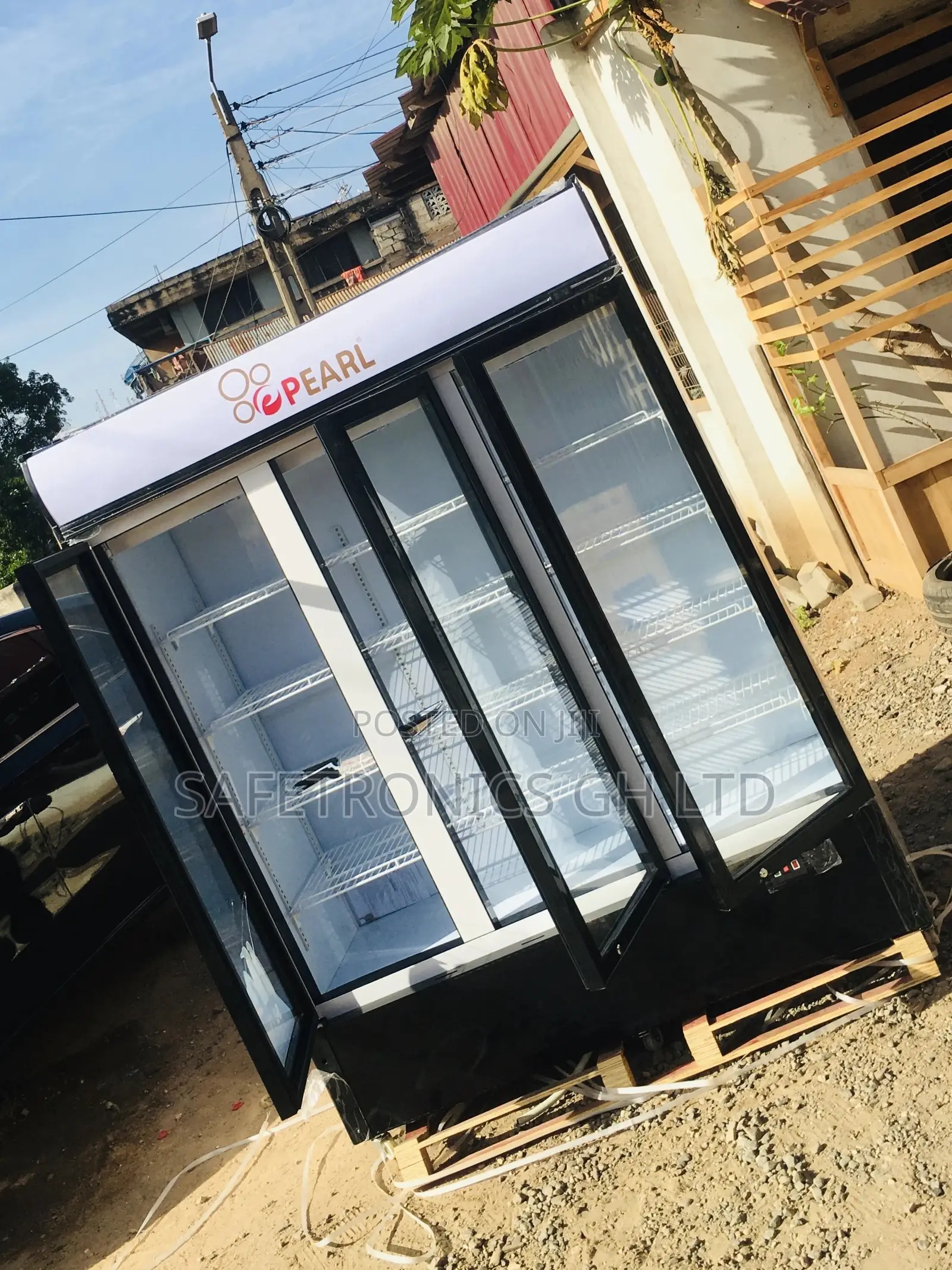 Pearl Display 950 Liters 3 Doors PVC-150 Glass