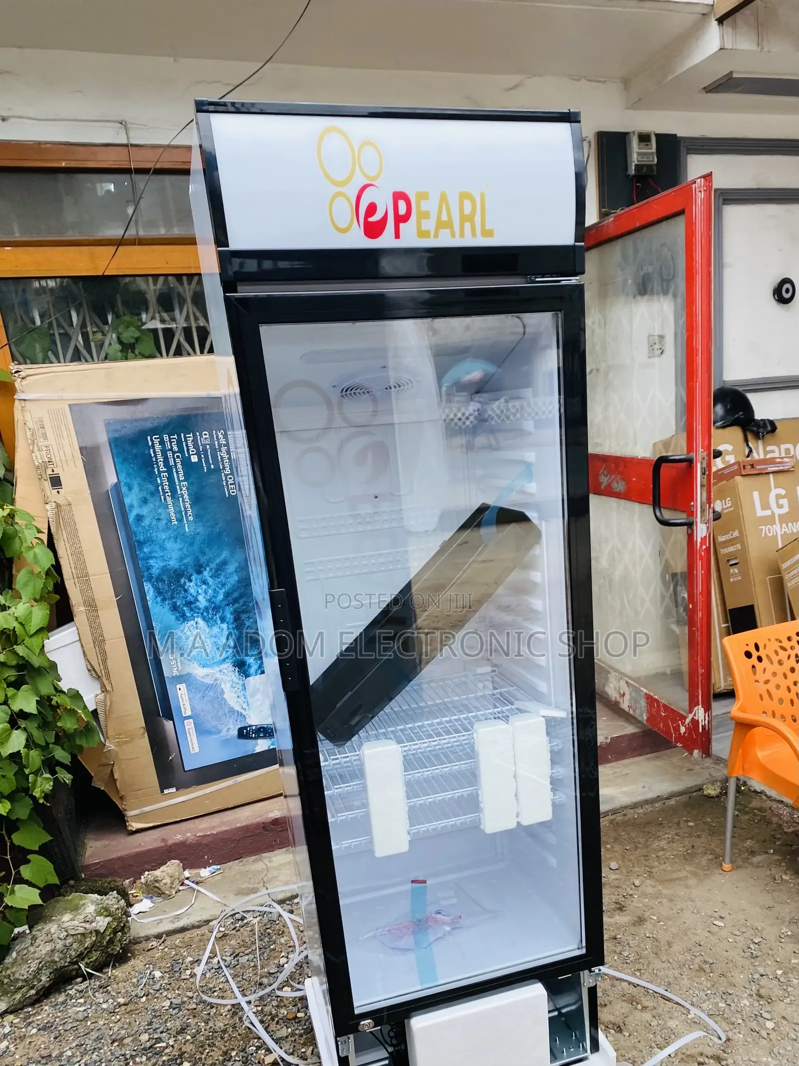 Super Chilling Pearl PVC 424-2b Single Door Beverage Fridge.