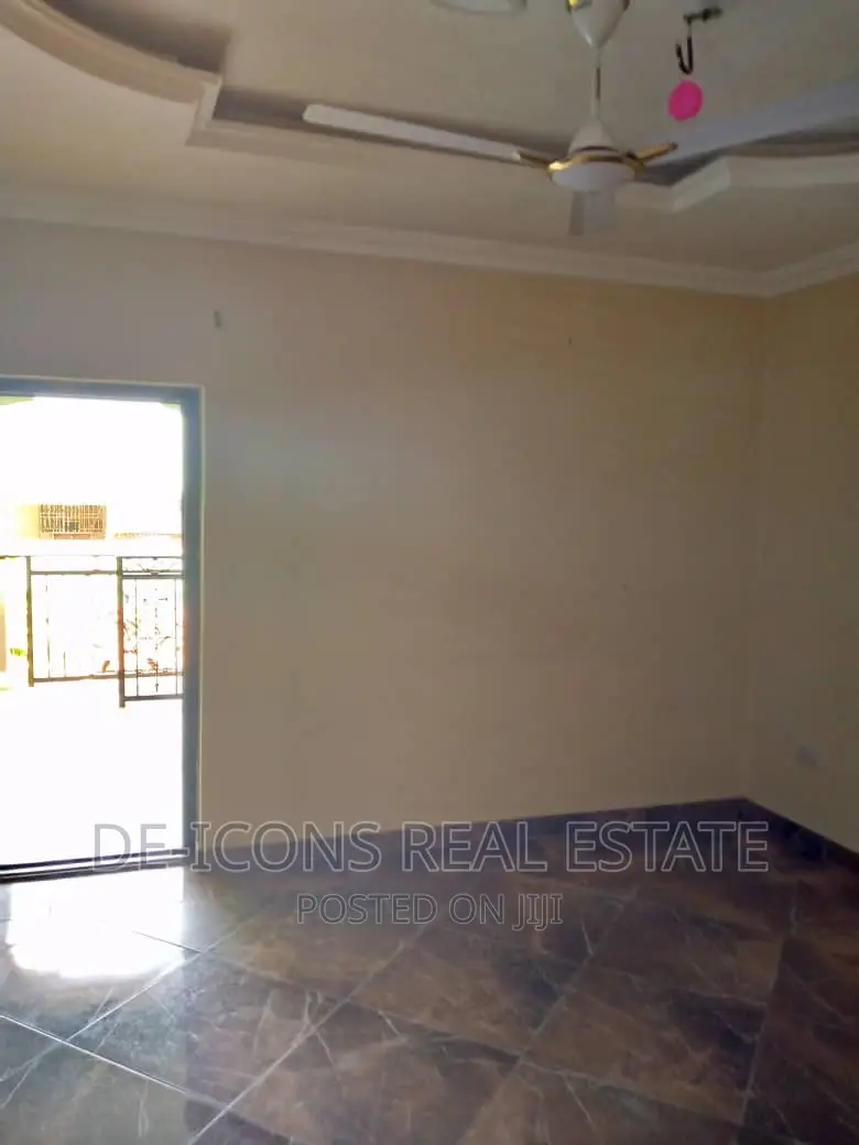 1bdrm Duplex in De-Icons Real Estate, Awutu Senya East Municipal