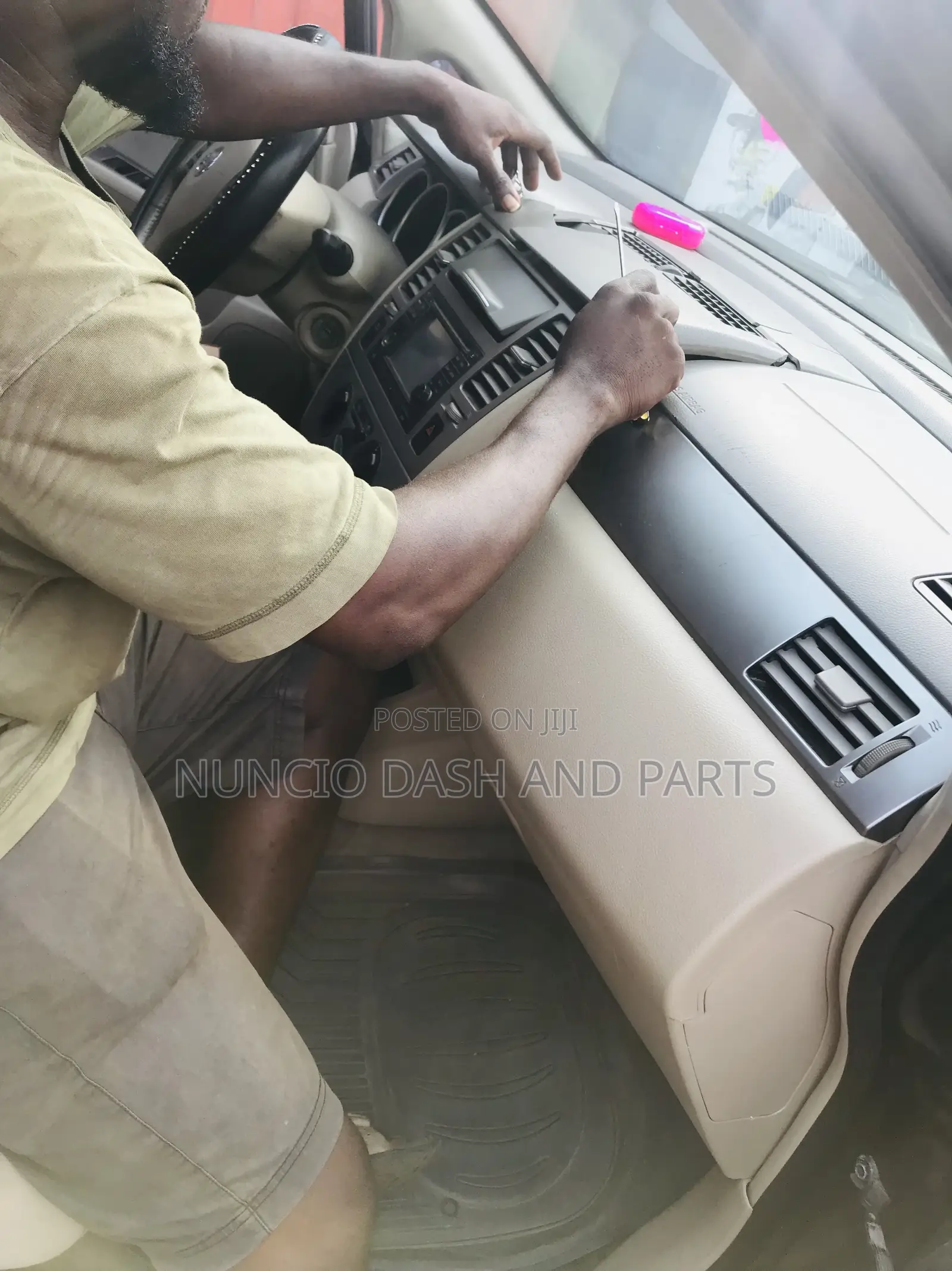 Nissan Versa / Tiida Dash Board Top Cover Vent