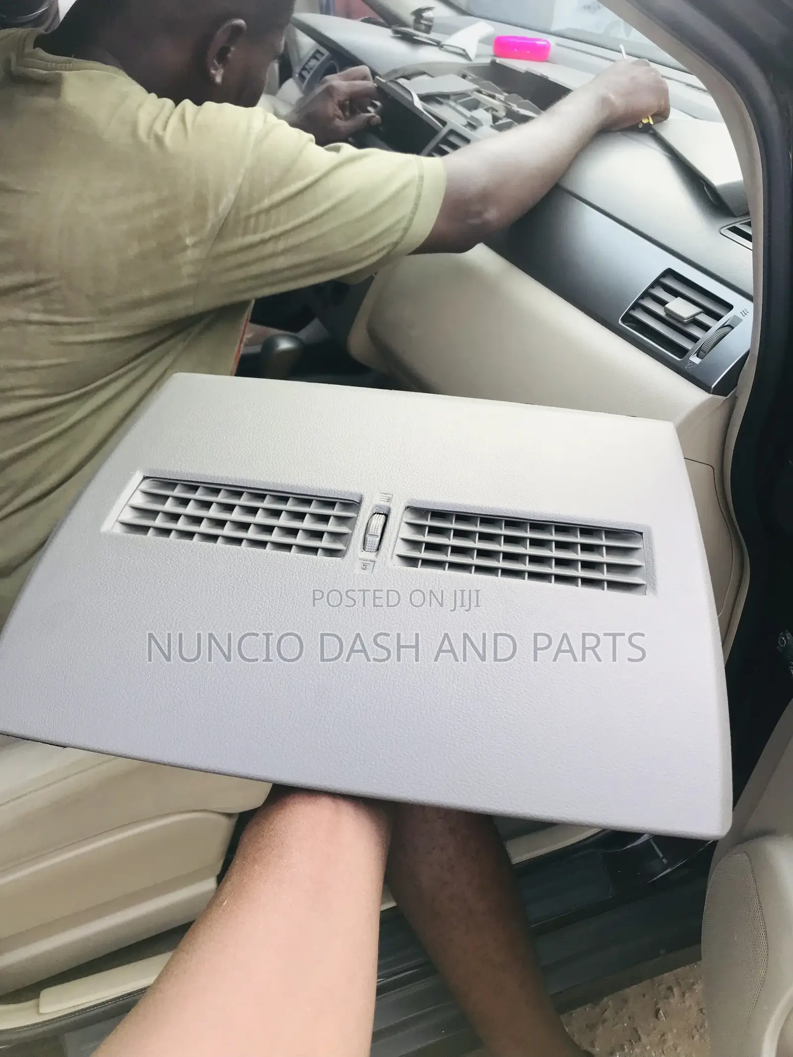 Nissan Versa / Tiida Dash Board Top Cover Vent