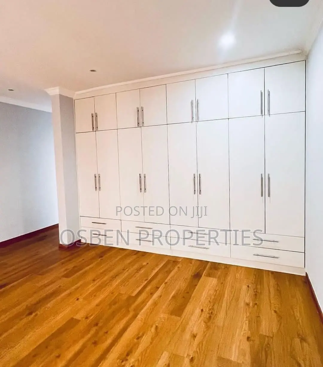8bdrm Mansion in Pleasant Properties, Cantonments for sale
