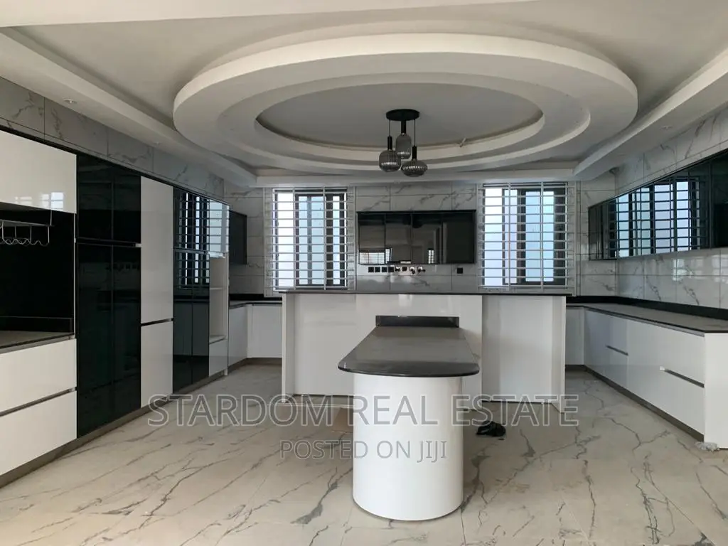 6bdrm Mansion in East Legon for sale