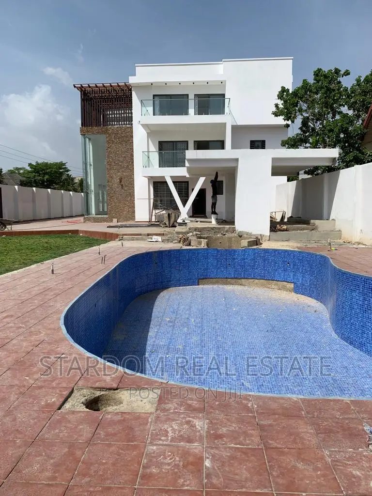 6bdrm Mansion in East Legon for sale