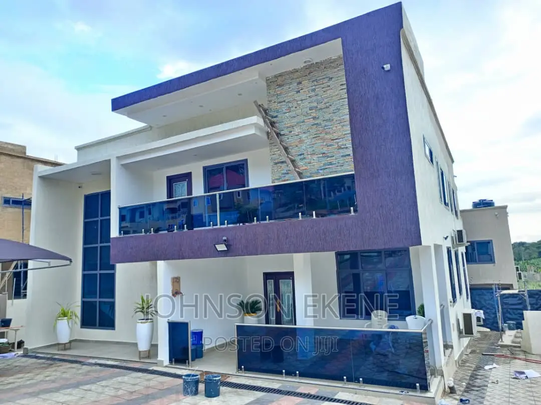 7bdrm Duplex in Accra Metropolitan for sale