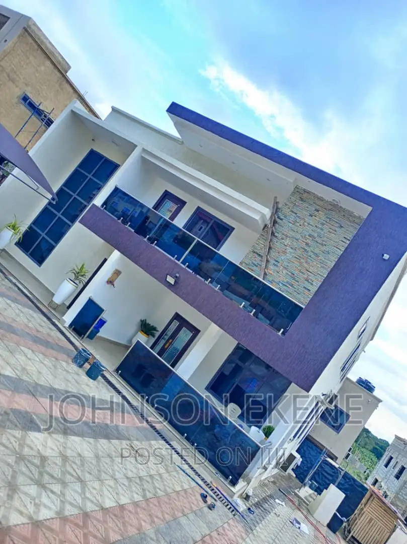 7bdrm Duplex in Accra Metropolitan for sale