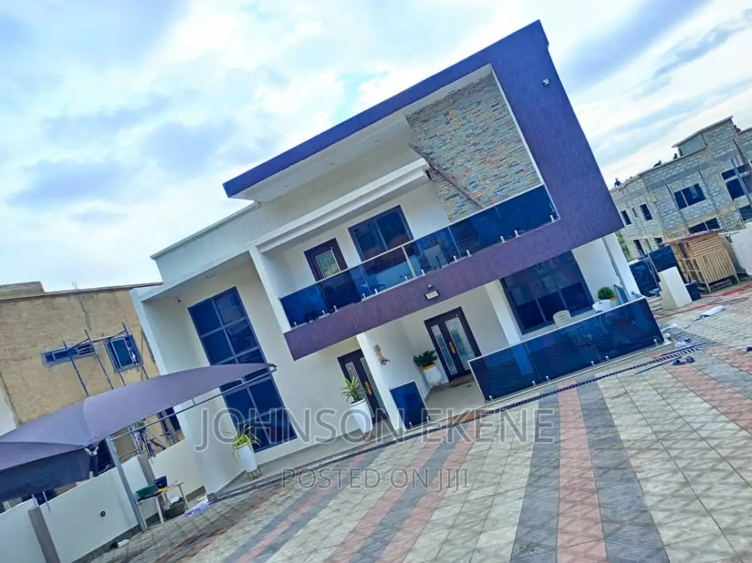 7bdrm Duplex in Accra Metropolitan for sale