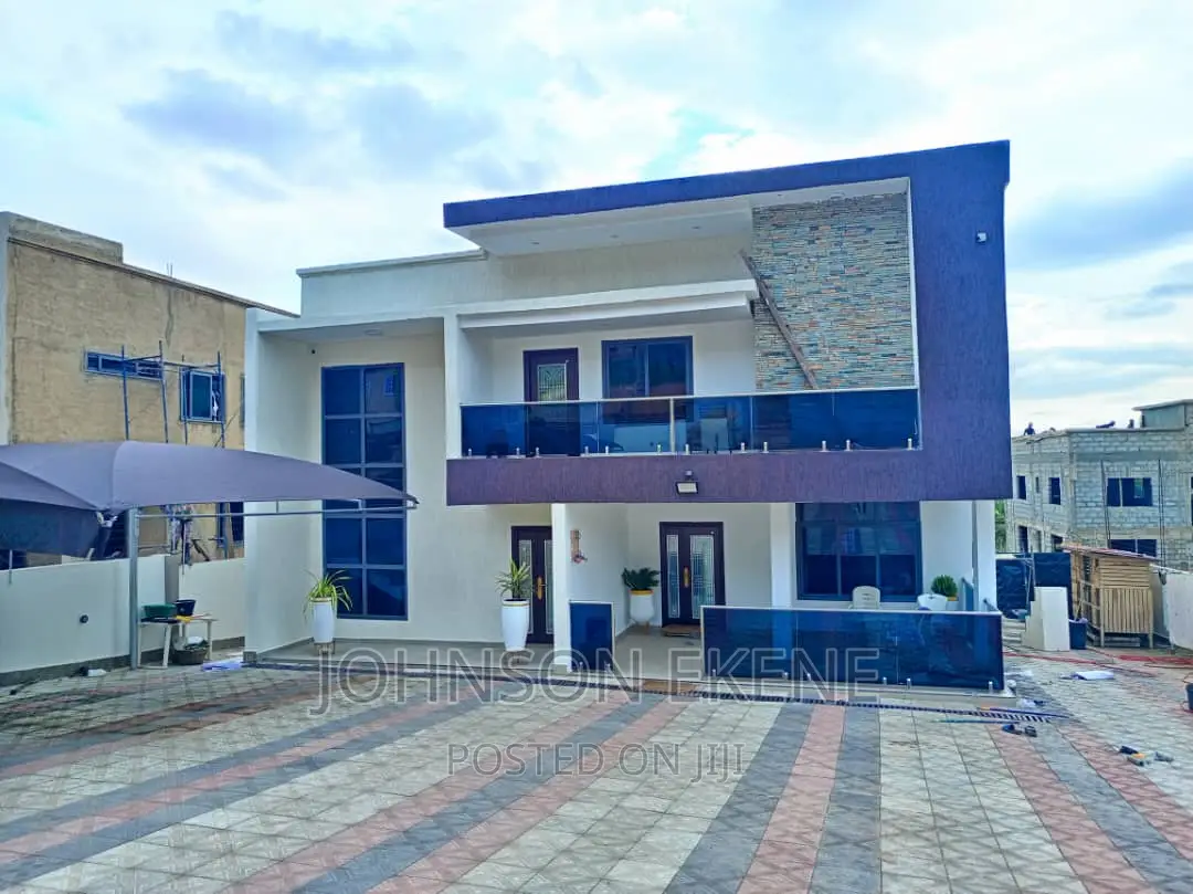 7bdrm Duplex in Accra Metropolitan for sale