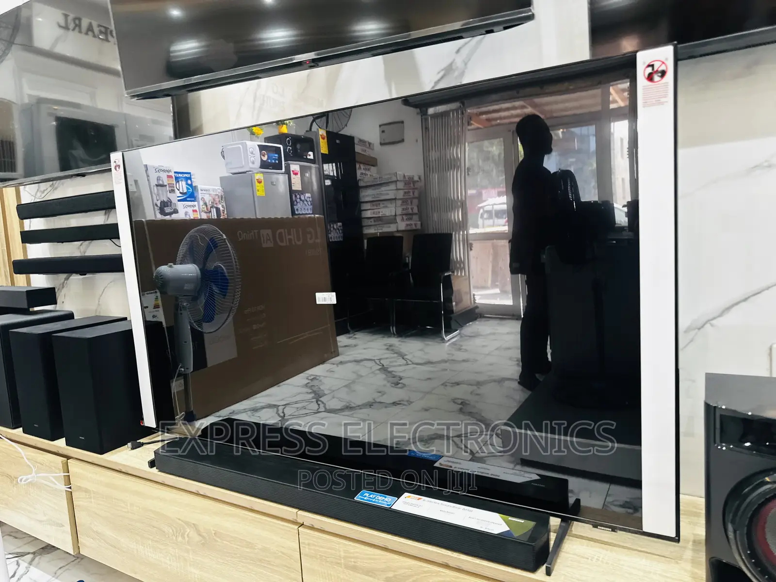 Stunning Smart 65”Au7092 UHD. 4kk Smart Glossy,.