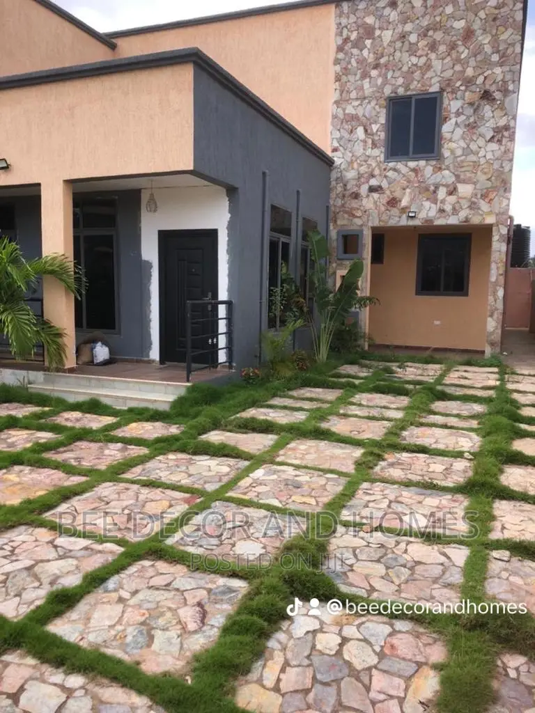 Furnished 5bdrm House in Bee Decor & Home’S, Old Ashomang for sale