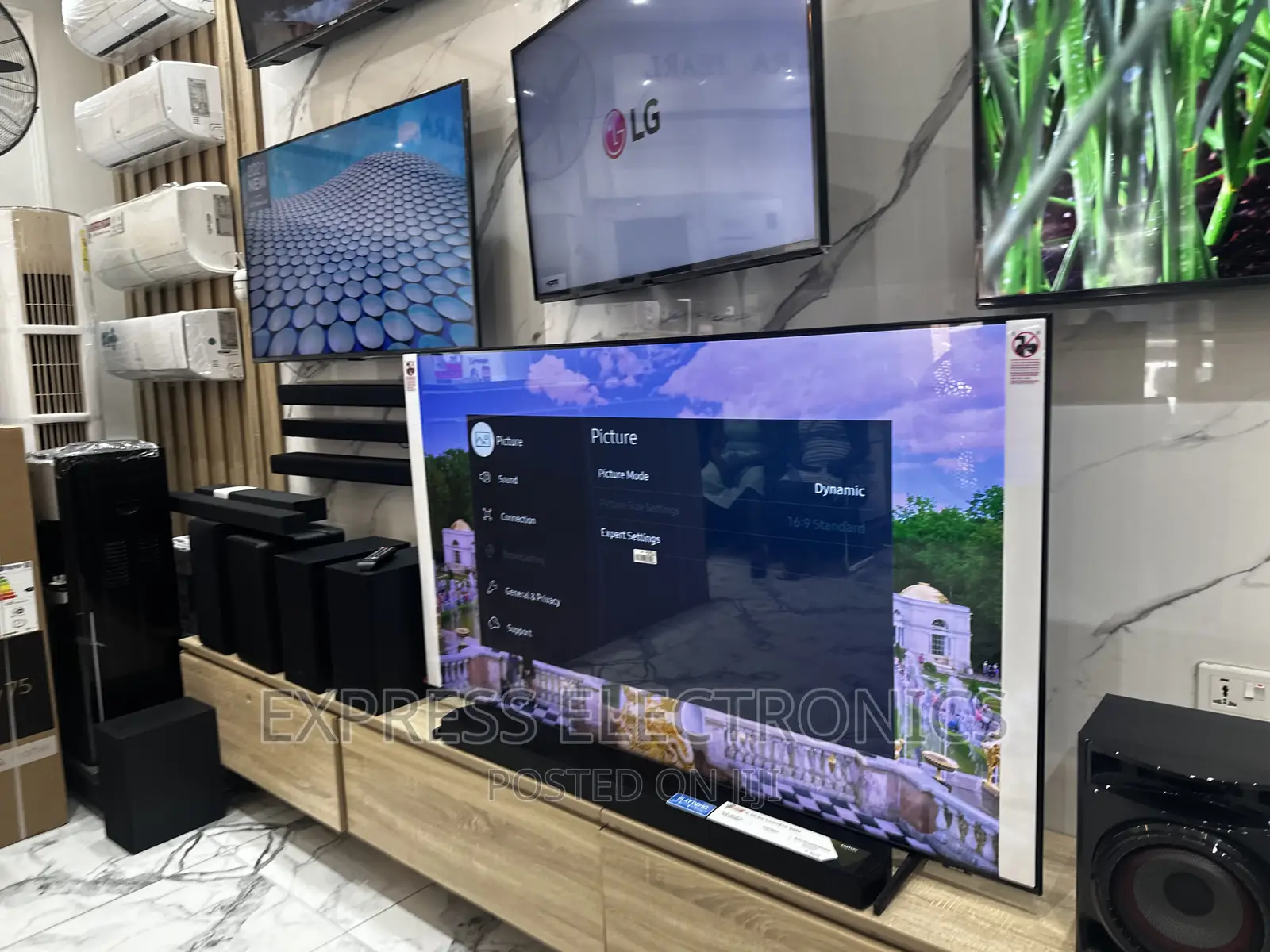 Samsung 65”Au7172 UHD Powerful Display Smart
