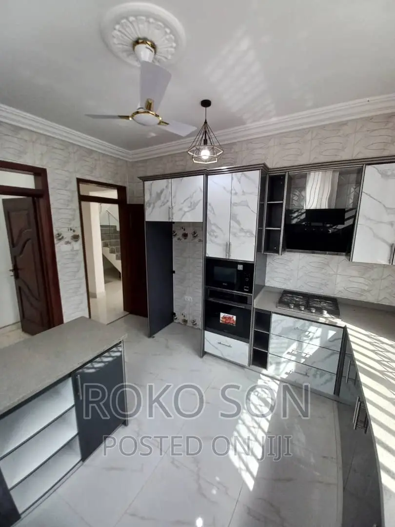 5bdrm Duplex in Dr Roko, Tema Metropolitan for sale