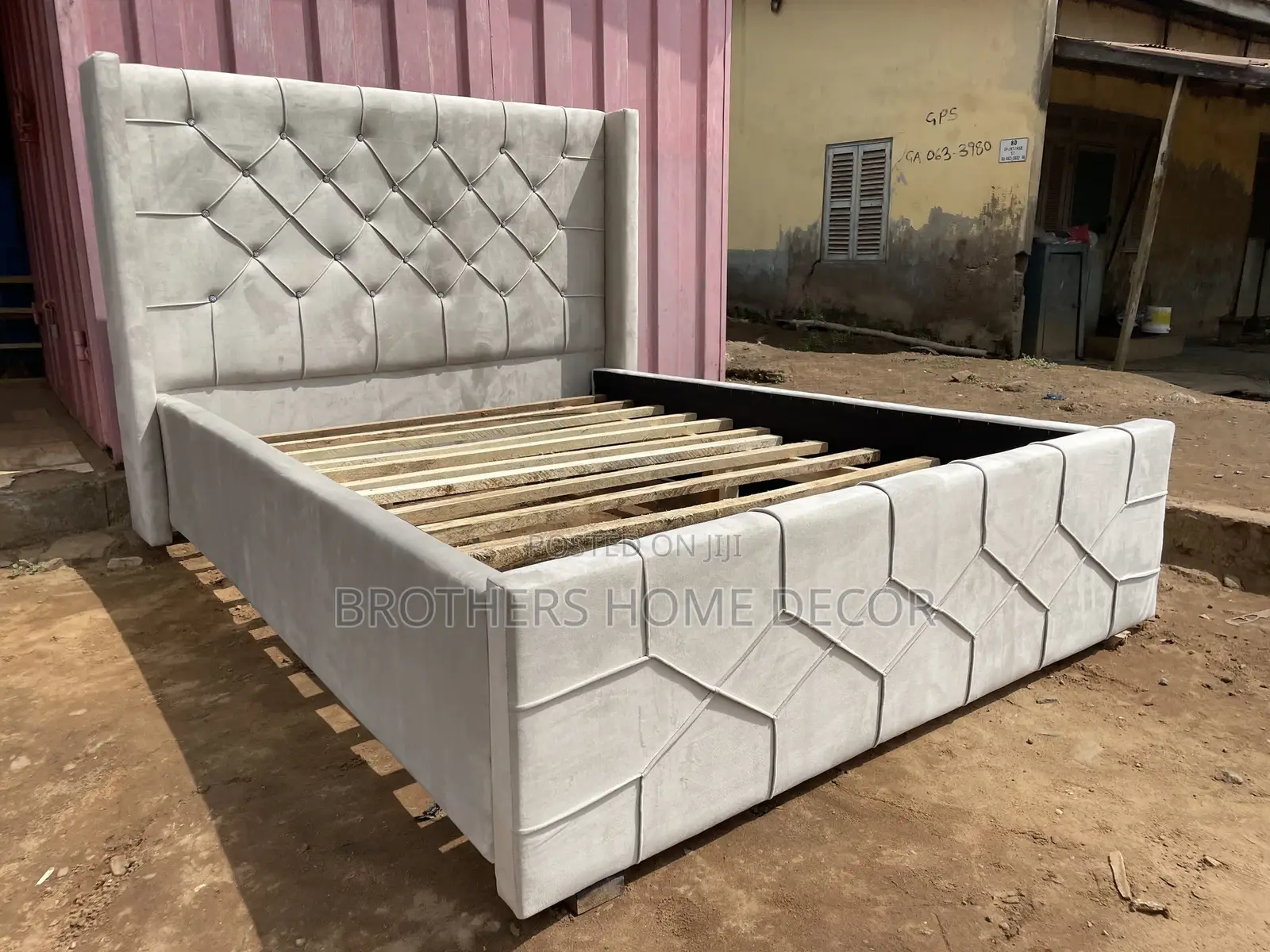 Foreign Double Off-white 60x80 Bedframe// Very Strong