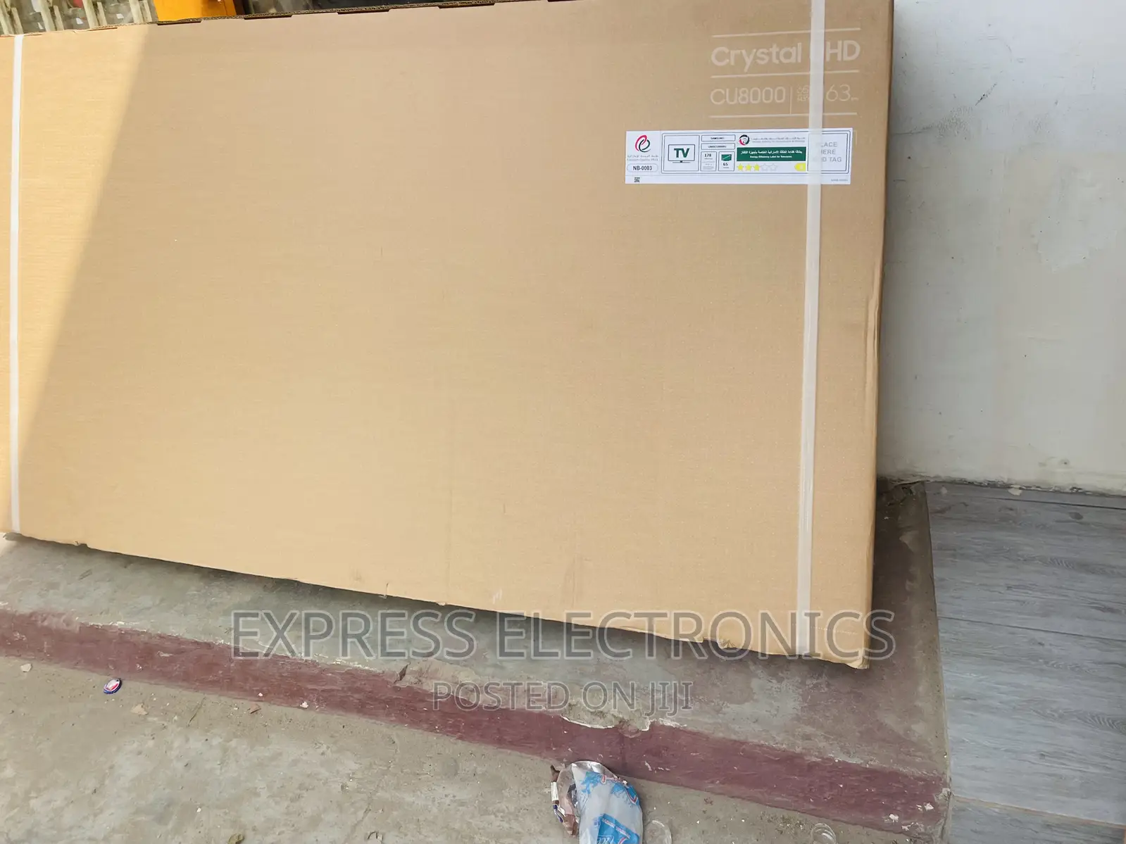 Glossy Black Slim UHD Smart Samsung 65”Cu8000___