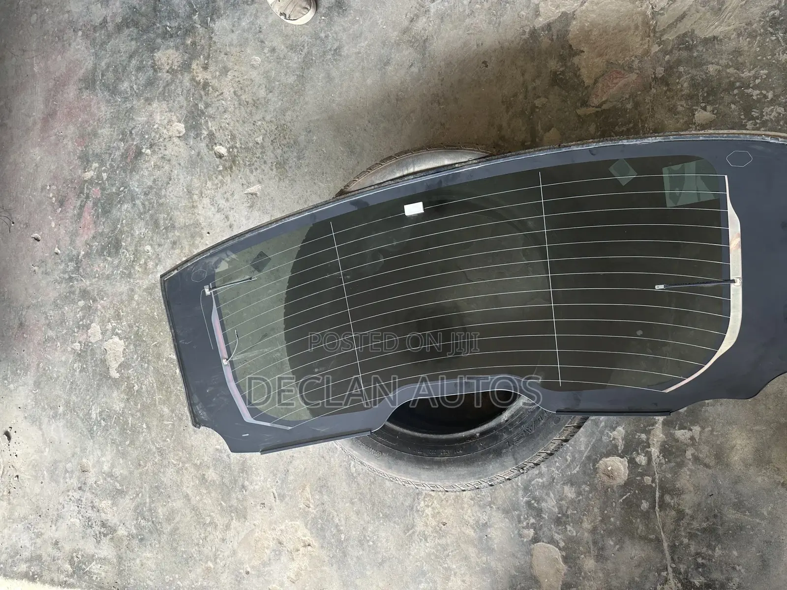 Range Rover Velar Back Windshield