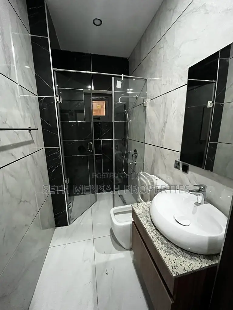 5bdrm Mansion in Skm, East Legon for sale