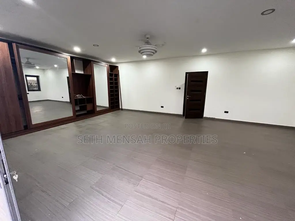 5bdrm Mansion in Skm, East Legon for sale