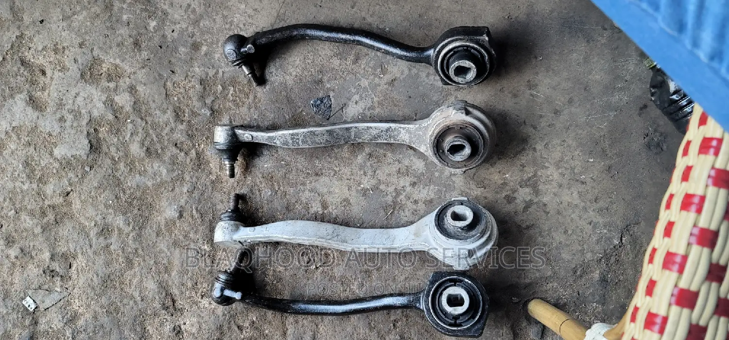 Mercedes Benz C Classe LOWER ARM SET in Stock