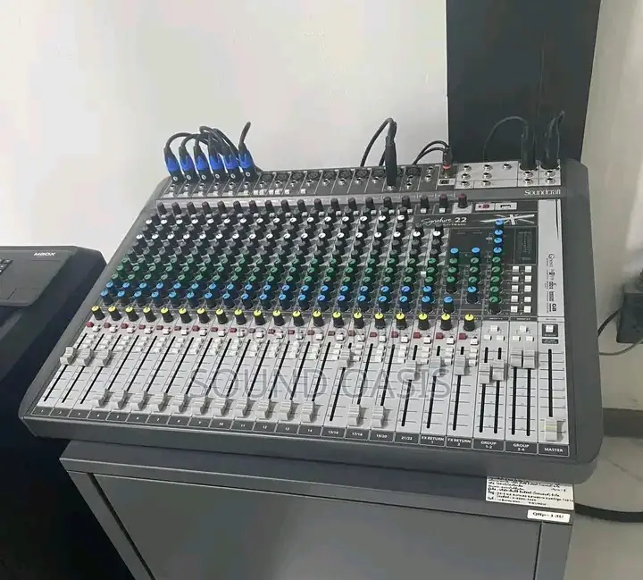 Soundcraft Signature 22 Analog 22-Channel Mixer