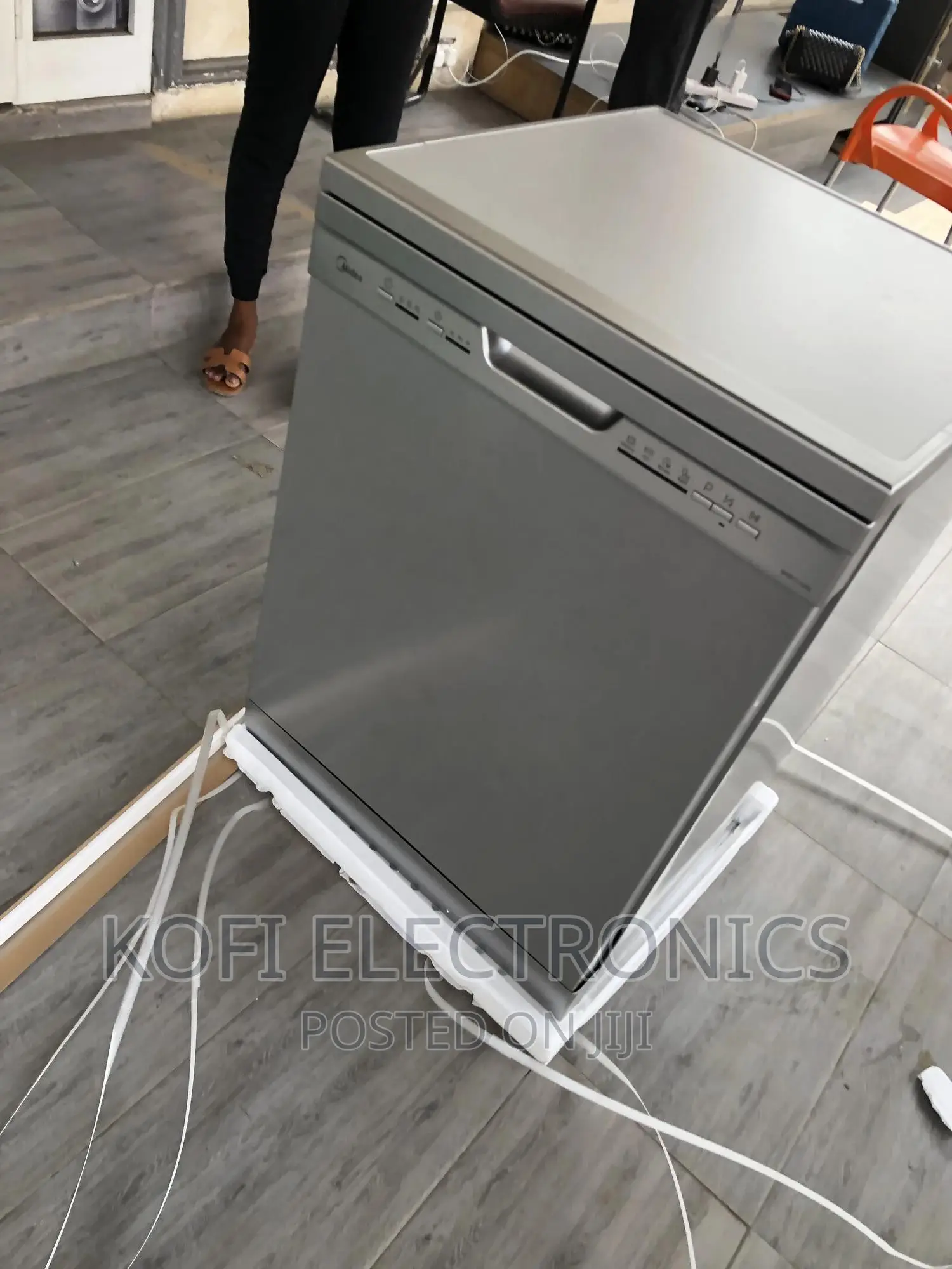 A Performance Midea 12 Plate Dishwasher