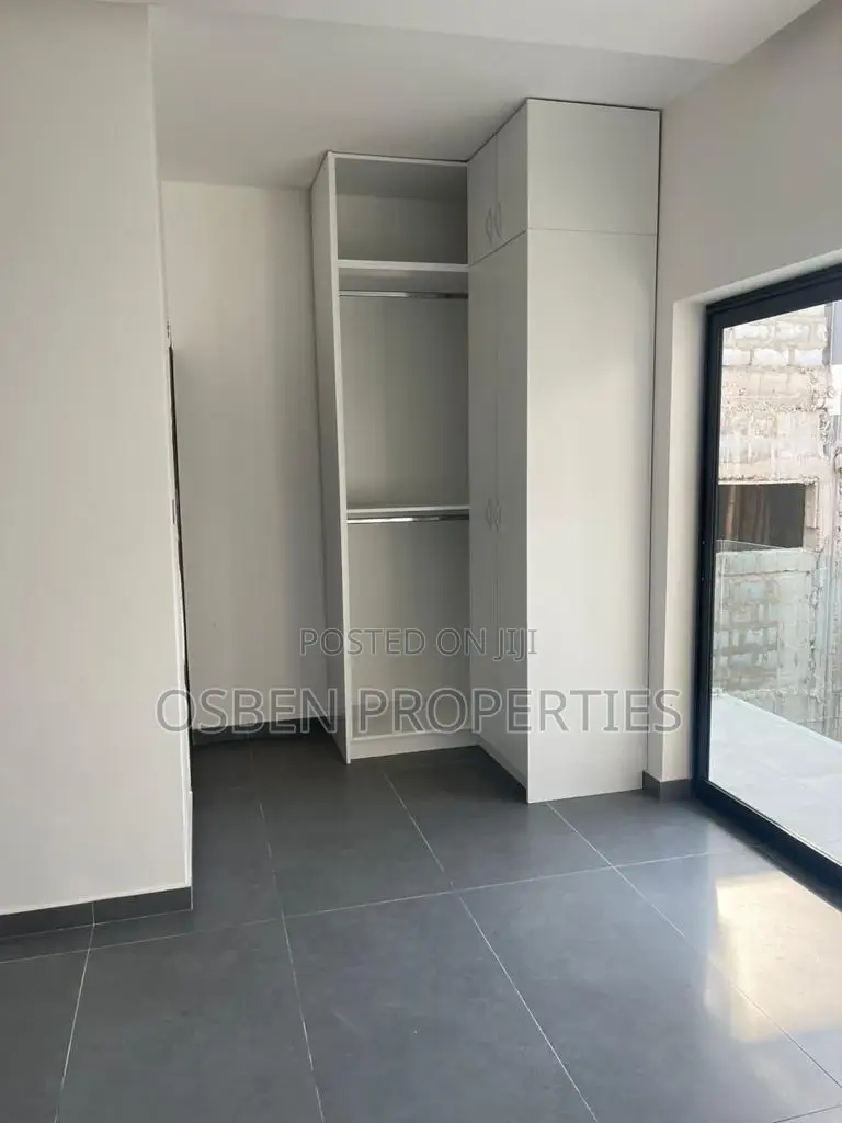 8bdrm Mansion in Pleasant Properties, Cantonments for sale