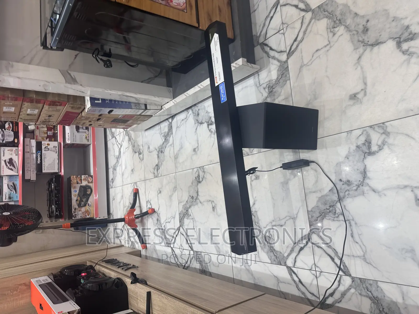 Samsung HW-550 SOUBDBAR With Woofer