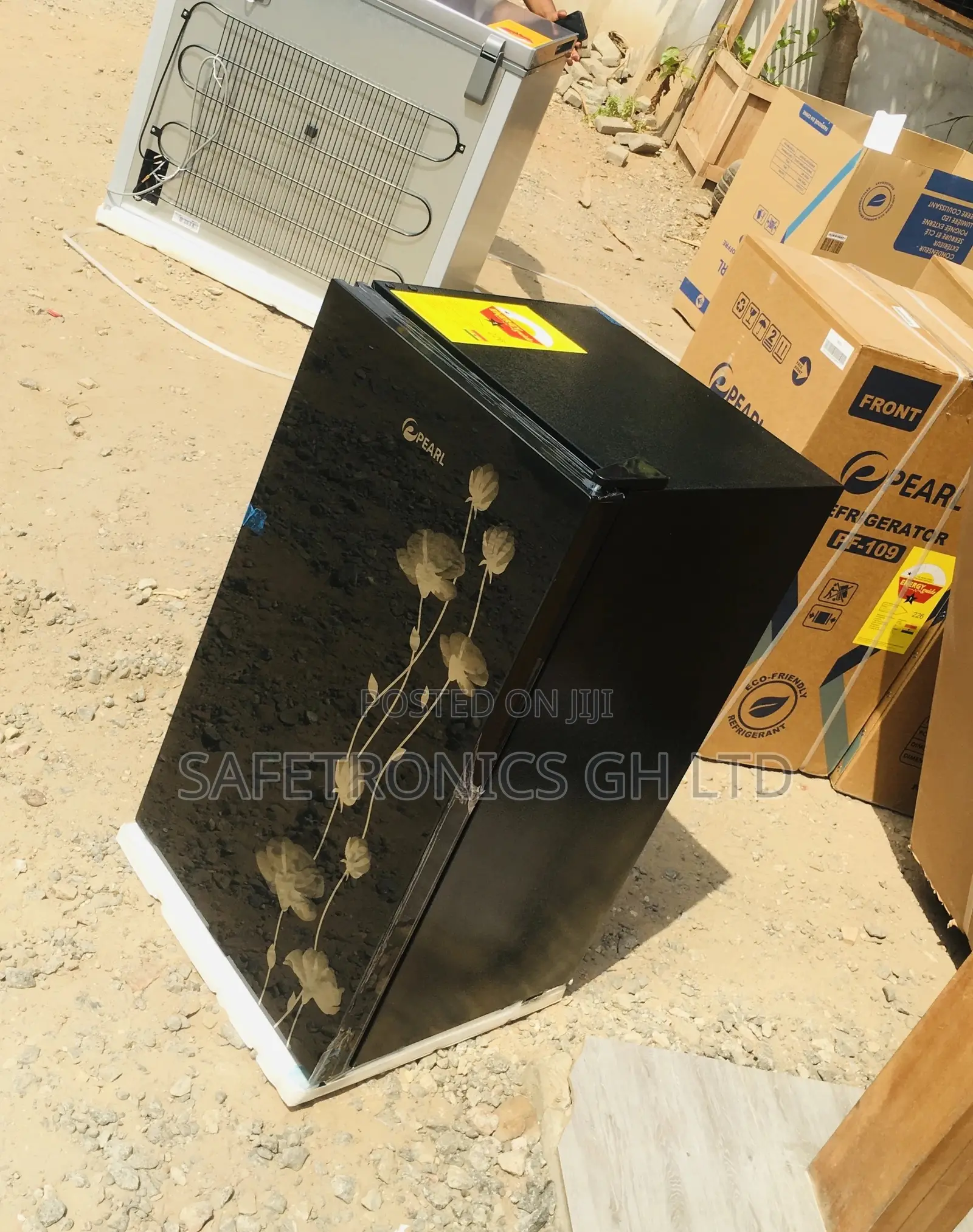 Black Singledoor Glass Topfreezer Pearl Tabletop 82L Fridge