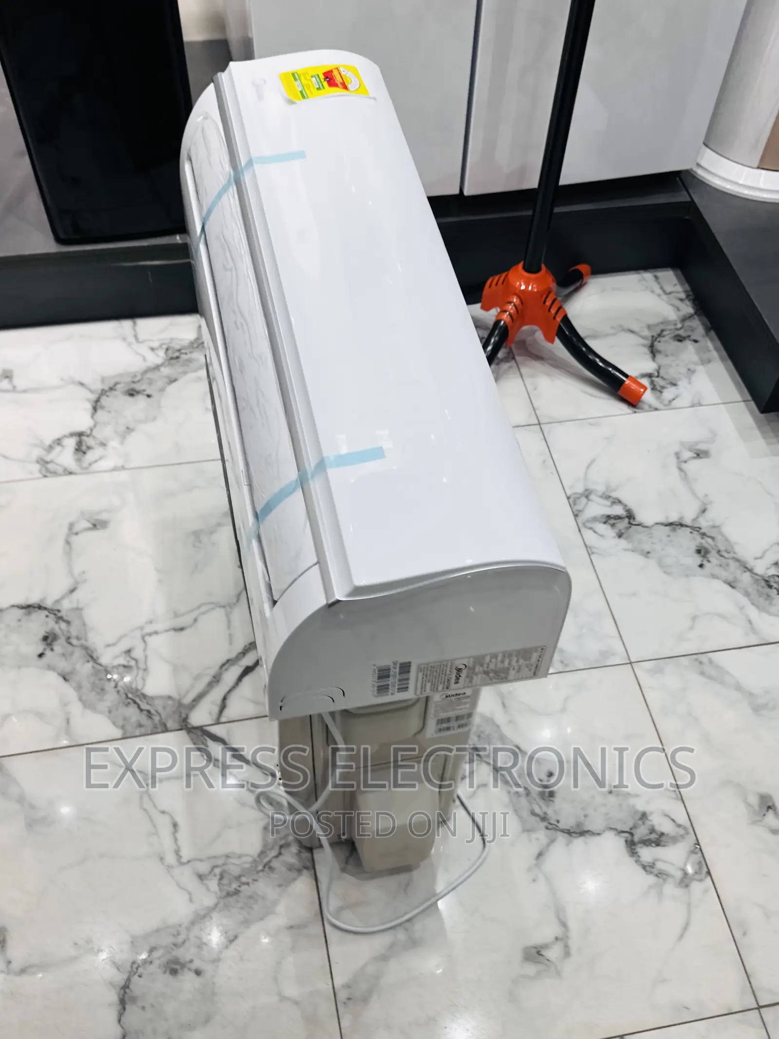 White Fresh Inbox Air Conditioner Split R410 Gas Midea 1.5hp