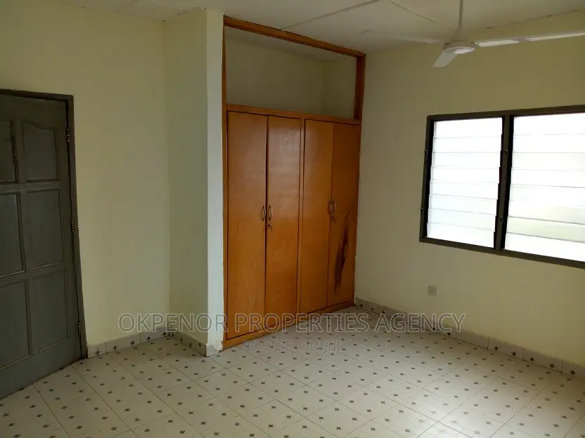 8bdrm Mansion in Com25 Annex, Tema Metropolitan for sale