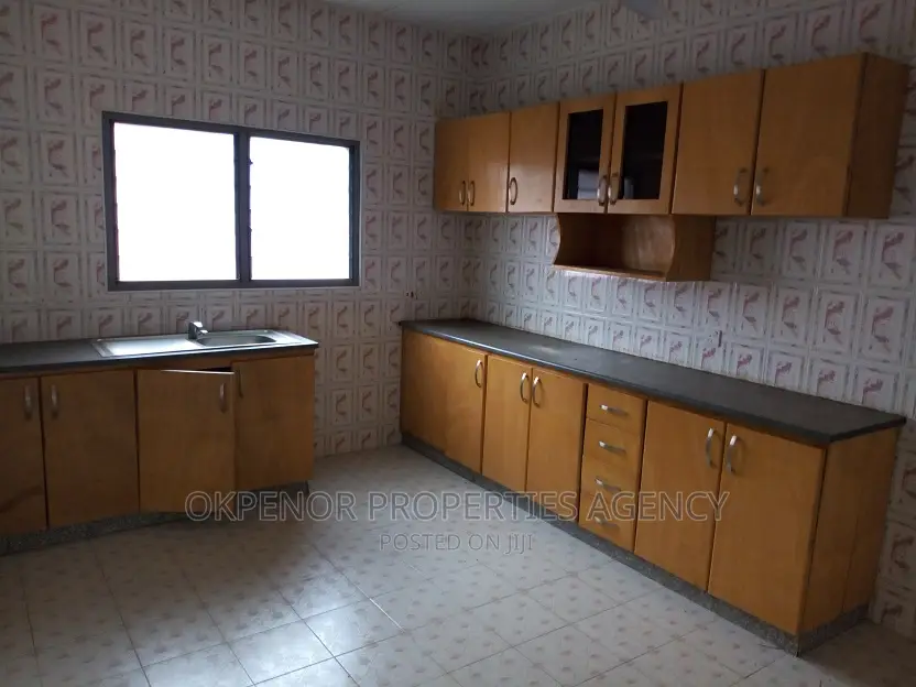 8bdrm Mansion in Com25 Annex, Tema Metropolitan for sale