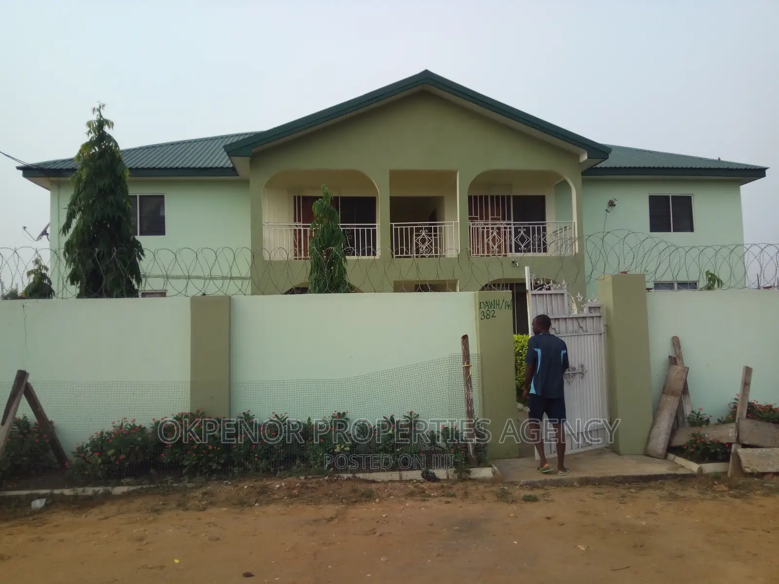 8bdrm Mansion in Com25 Annex, Tema Metropolitan for sale