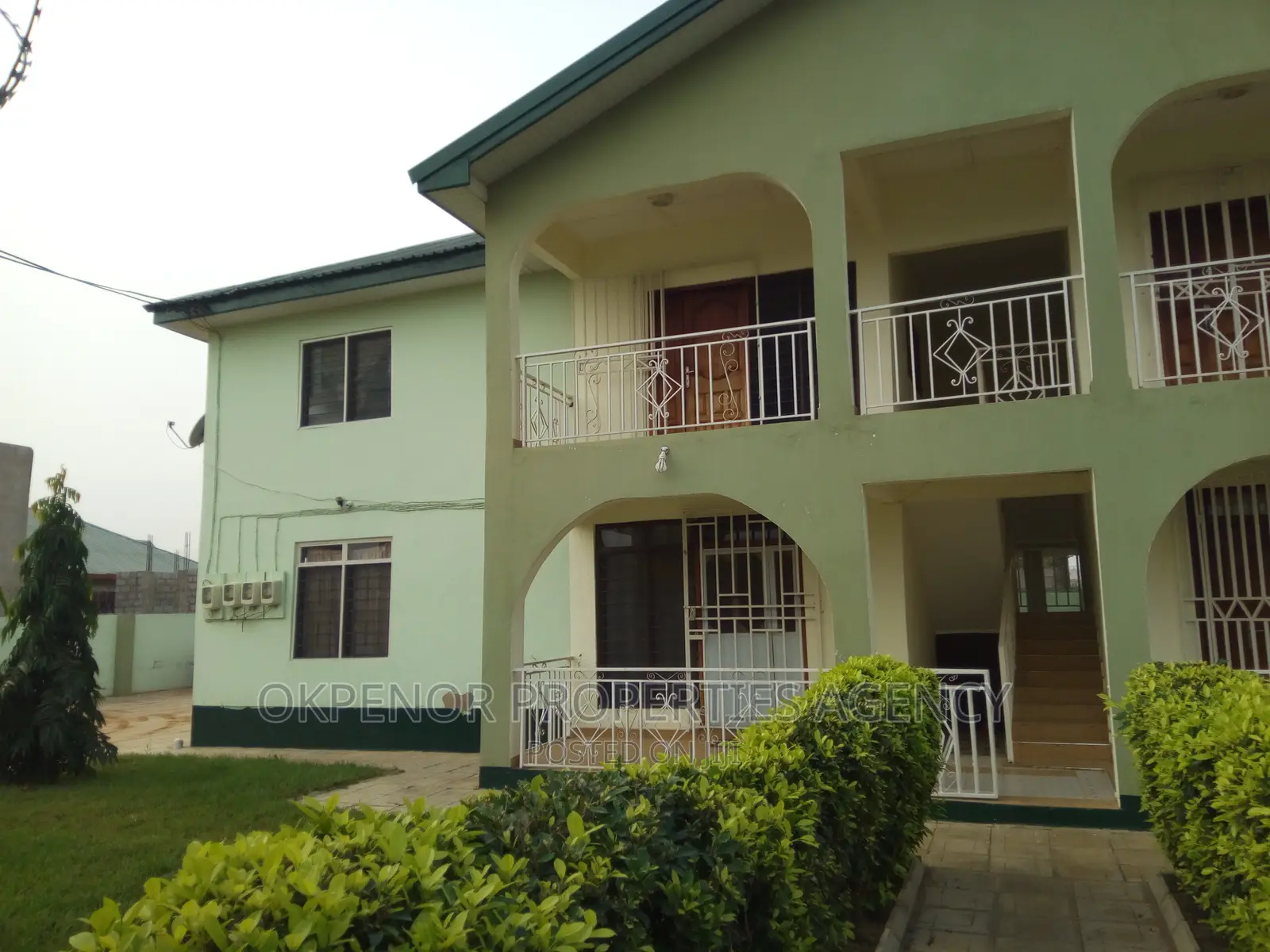 8bdrm Mansion in Com25 Annex, Tema Metropolitan for sale