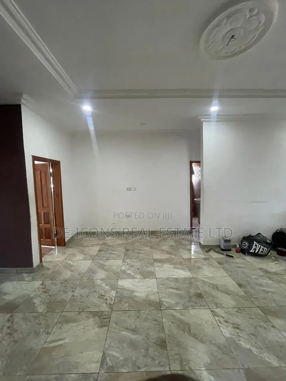 3bdrm Duplex in De-Icons Real Estate, Awutu Senya East Municipal
