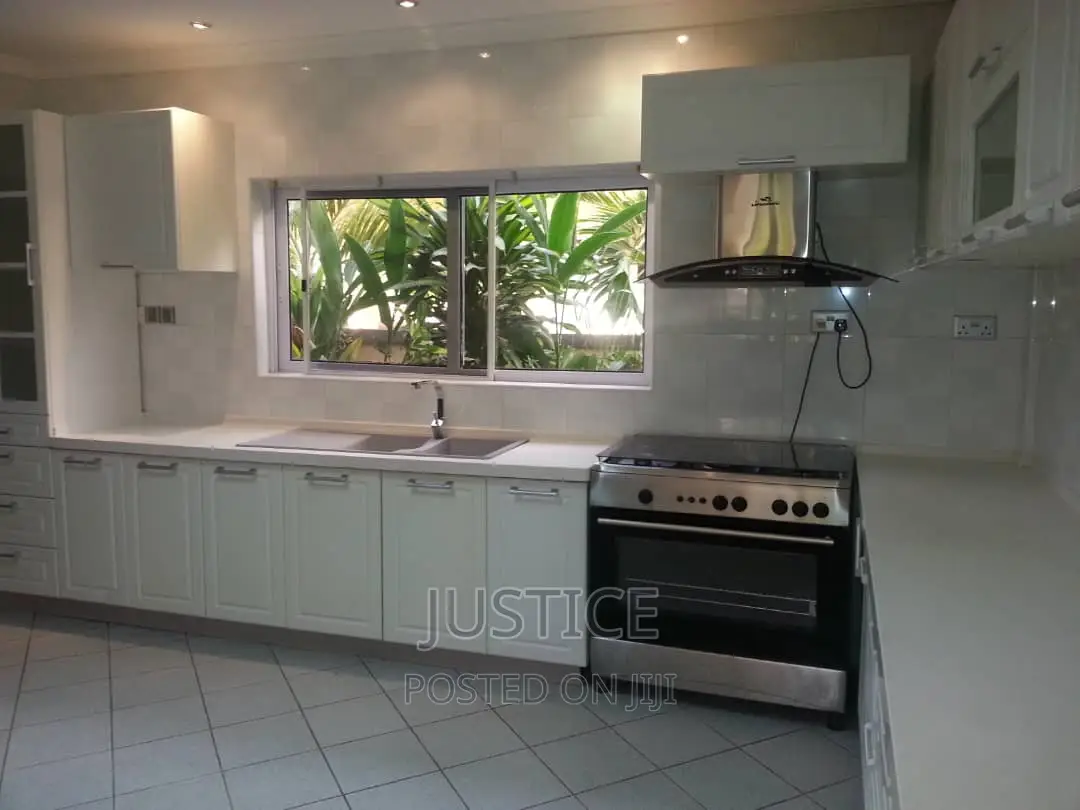 6bdrm Villa in Cantonments for sale