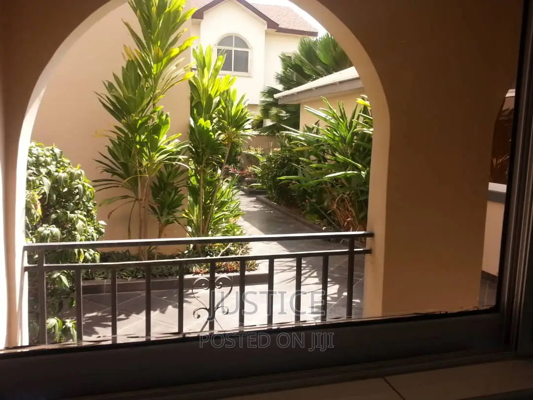 6bdrm Villa in Cantonments for sale
