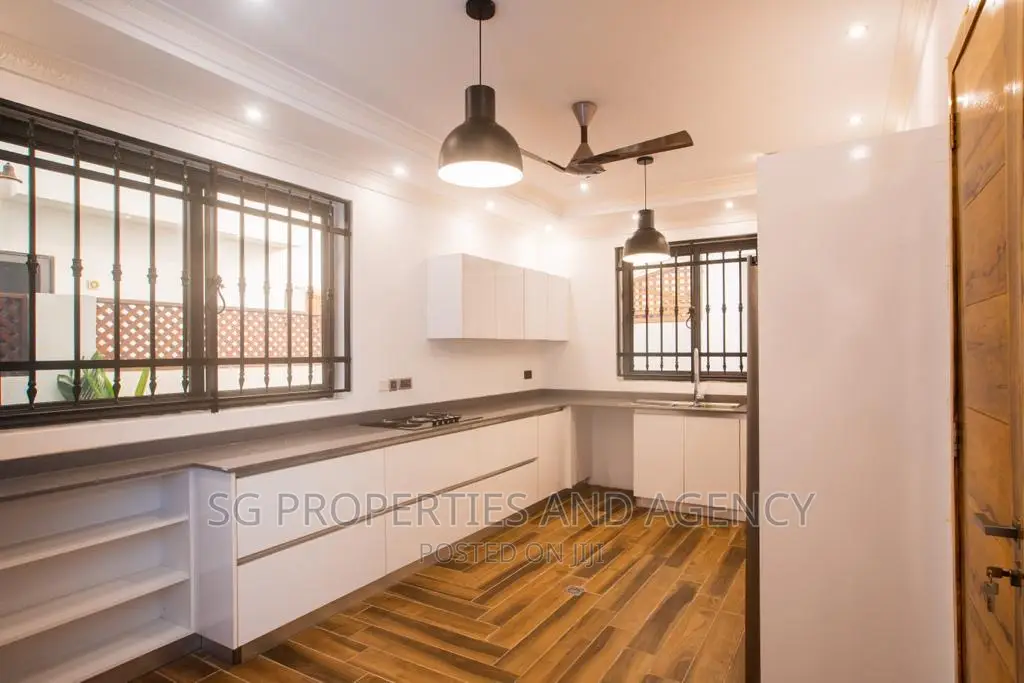 3bdrm Mansion in Sakumono, Spintex for rent