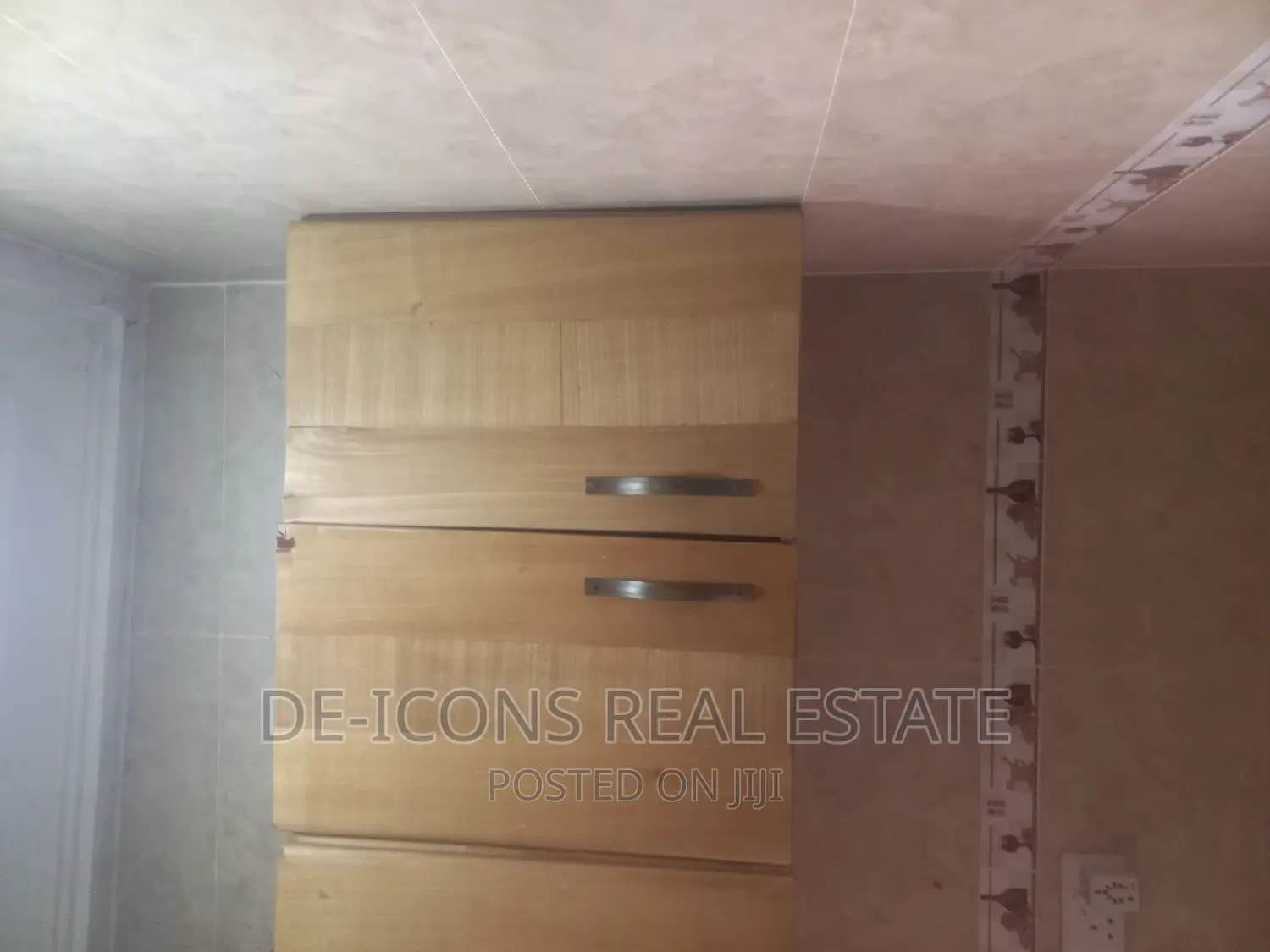 1bdrm Duplex in De-Icons Real Estate, Awutu Senya East Municipal