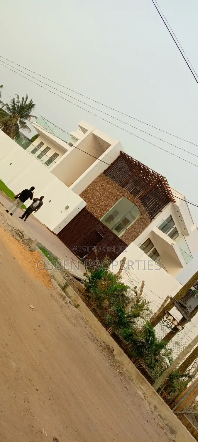 8bdrm Mansion in Pleasant Properties, Accra Metropolitan for sale