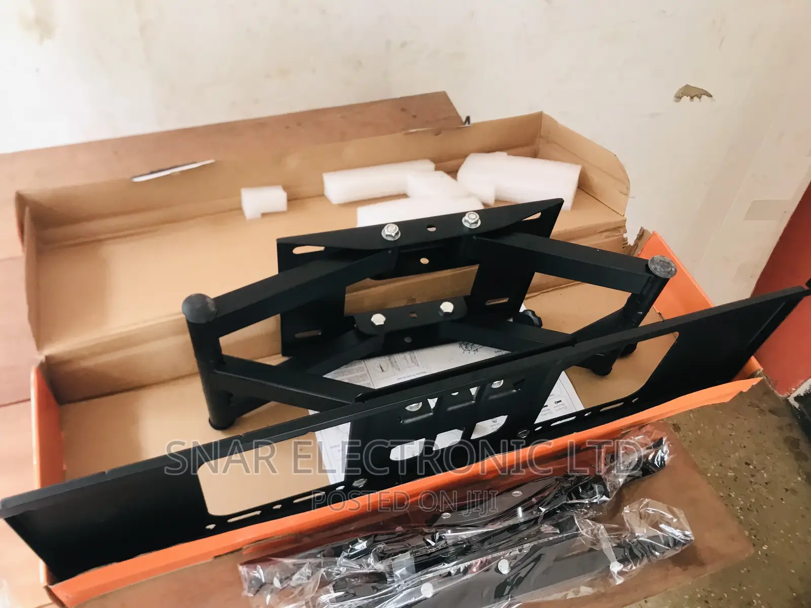 Full Motion TV Wall Mount For Most 37-70 Inch TVS