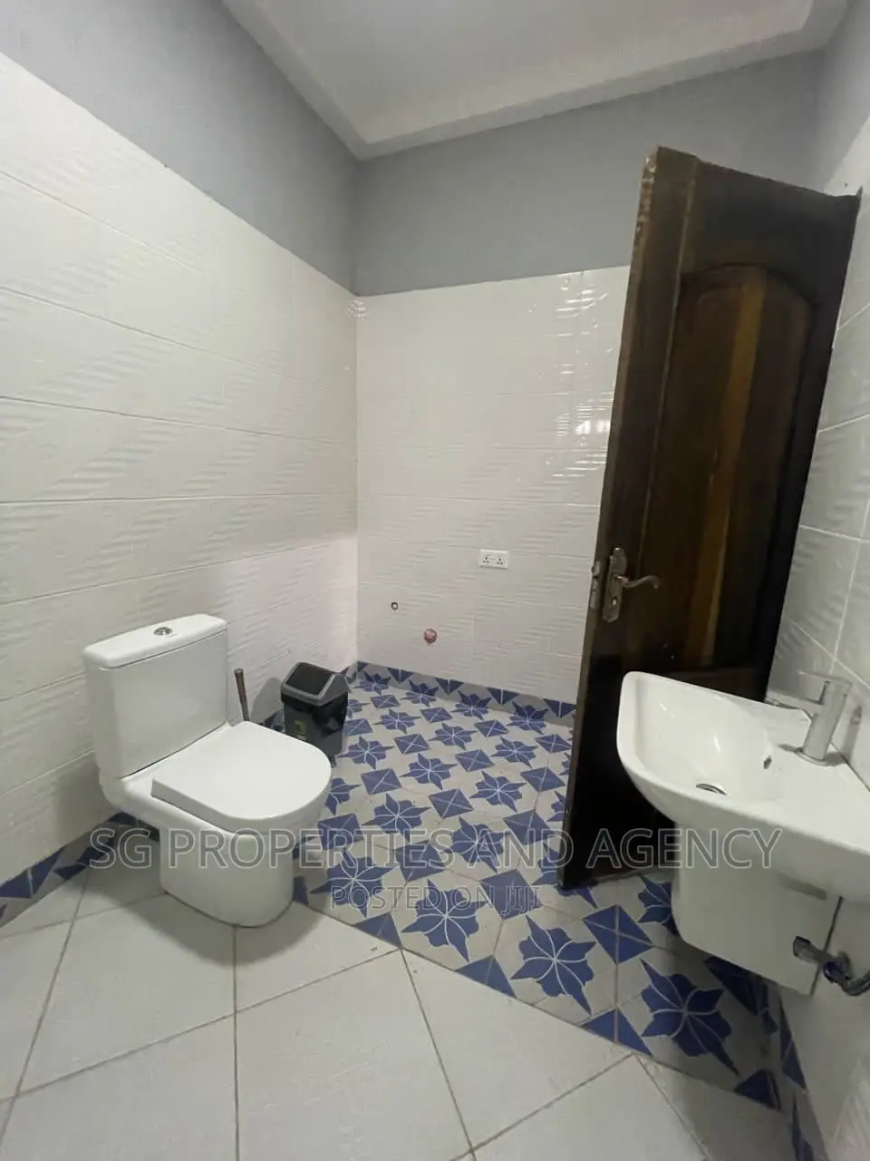 4bdrm House in Adonten, Danfa for sale