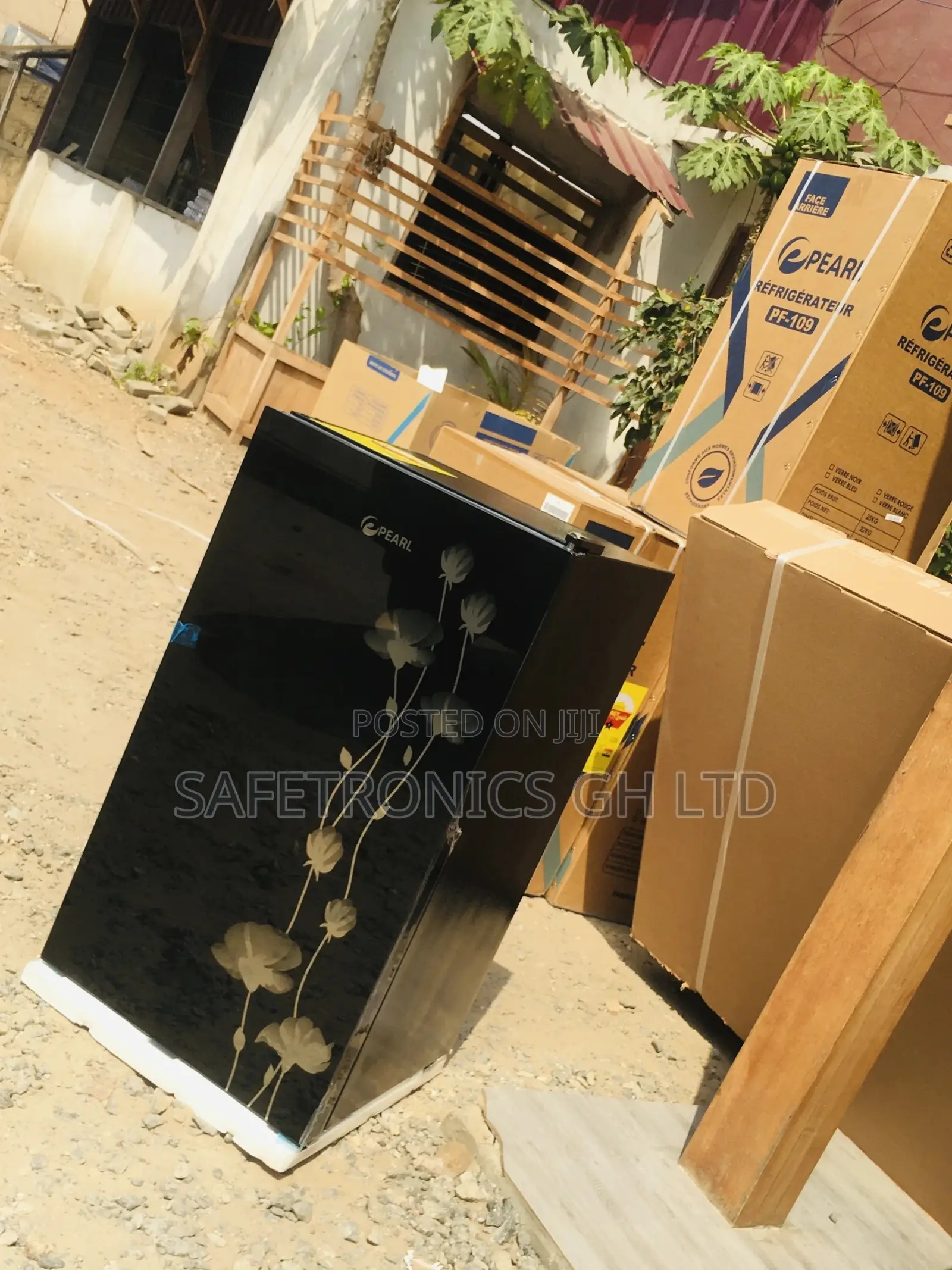 Tabletop Singledoor Pearl Topfreezer 82L Black Glass Fridge