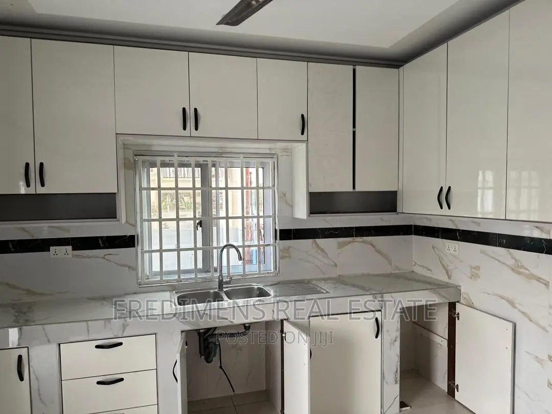 5bdrm House in Fredimens Real, Kumasi Metropolitan for sale