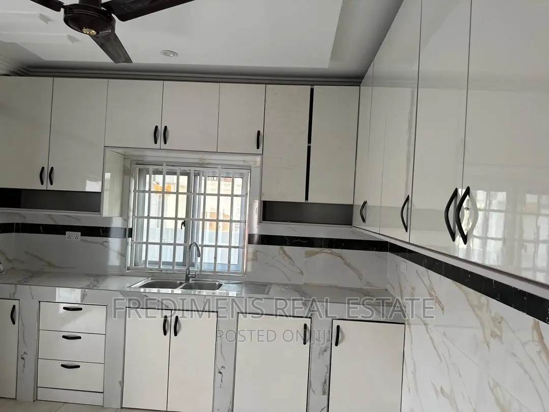 5bdrm House in Fredimens Real, Kumasi Metropolitan for sale