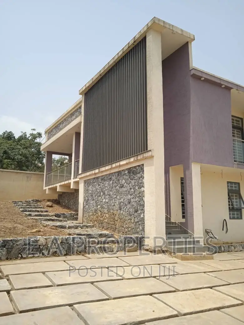 5bdrm House in E A Properties, Aburi for sale
