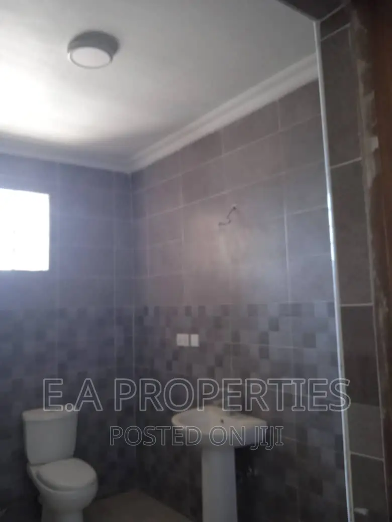 5bdrm House in E A Properties, Aburi for sale