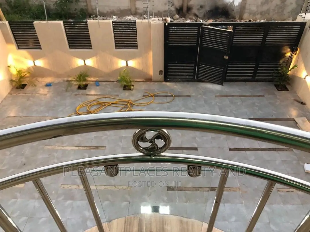 4bdrm Duplex in Pleasantplaces, Oyarifa for sale