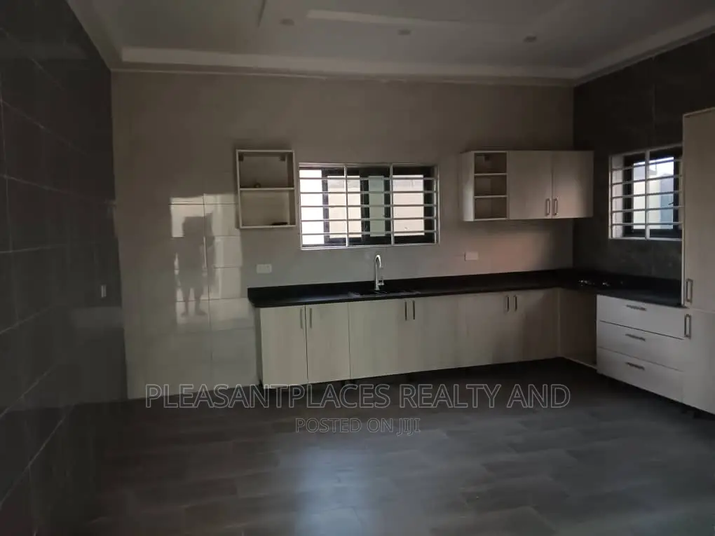 4bdrm Duplex in Pleasantplaces, East Legon for sale