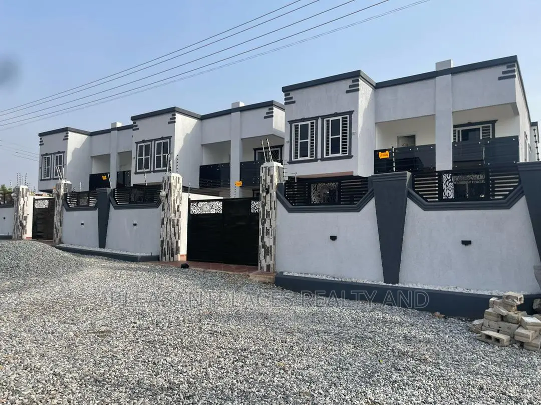 4bdrm Duplex in Pleasantplaces, Lake Side Estate for sale