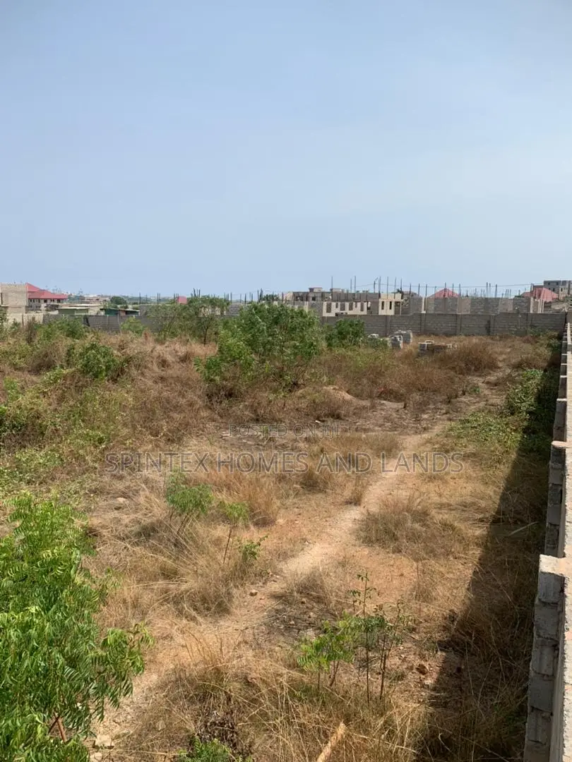 Plots for Sale in Lashibi, Size 70/100